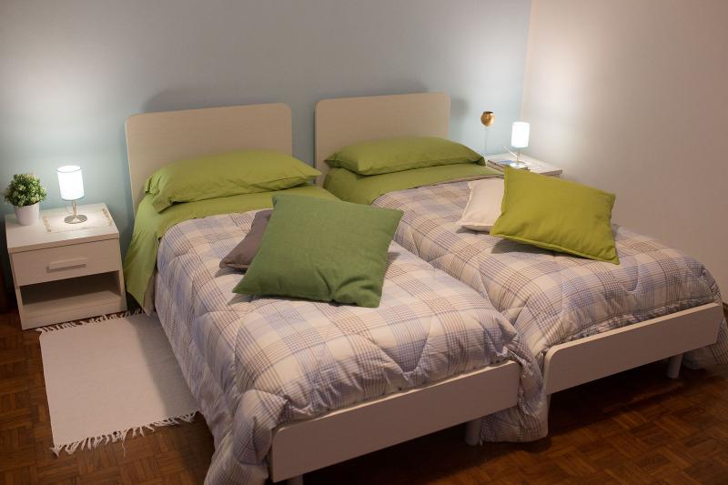 Camera Azzurra, dotata di una grande finestra che si affaccia sul terrazzo con vista sul maestoso tiglio.