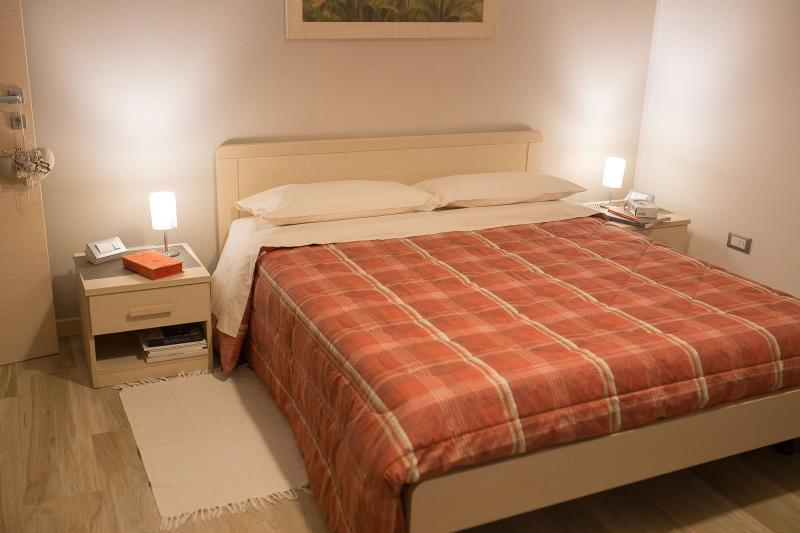 Camera Tortora, grandi spazi, i semplici arredi e i colori caldi e rilassanti